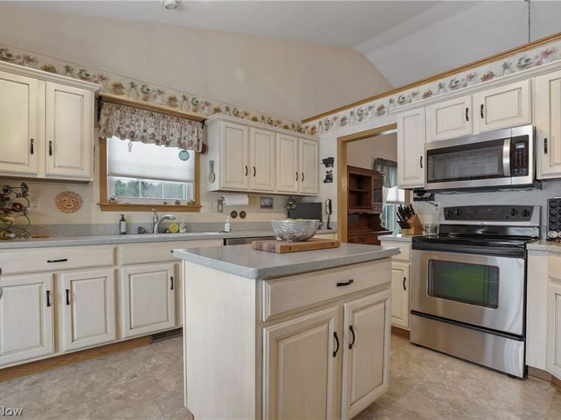 2837 Stratford Circle, Akron, OH 44312 Photo 7