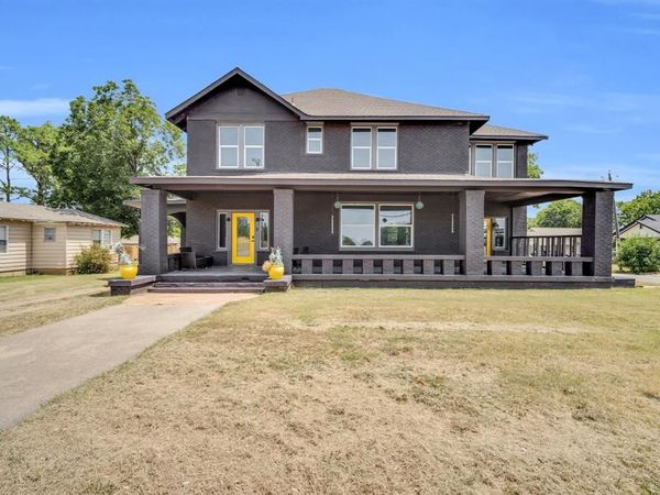 805 E Wise Street , Bowie, TX 76230