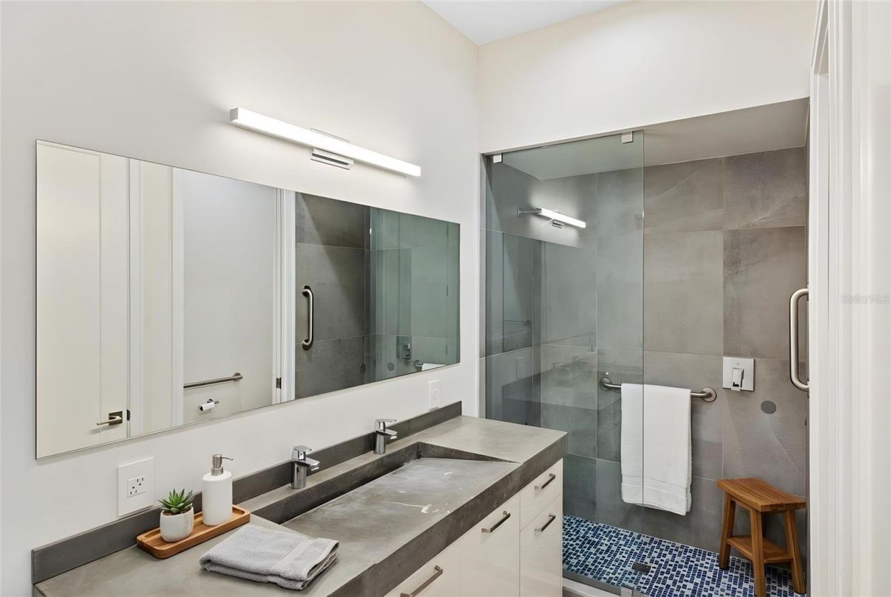 1732 Shoreland Drive, Sarasota, FL 34239 Photo