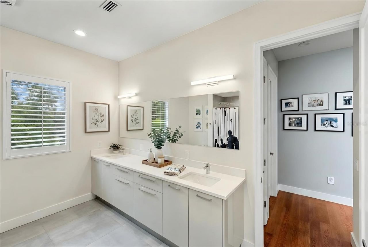 1732 Shoreland Drive, Sarasota, FL 34239 Photo