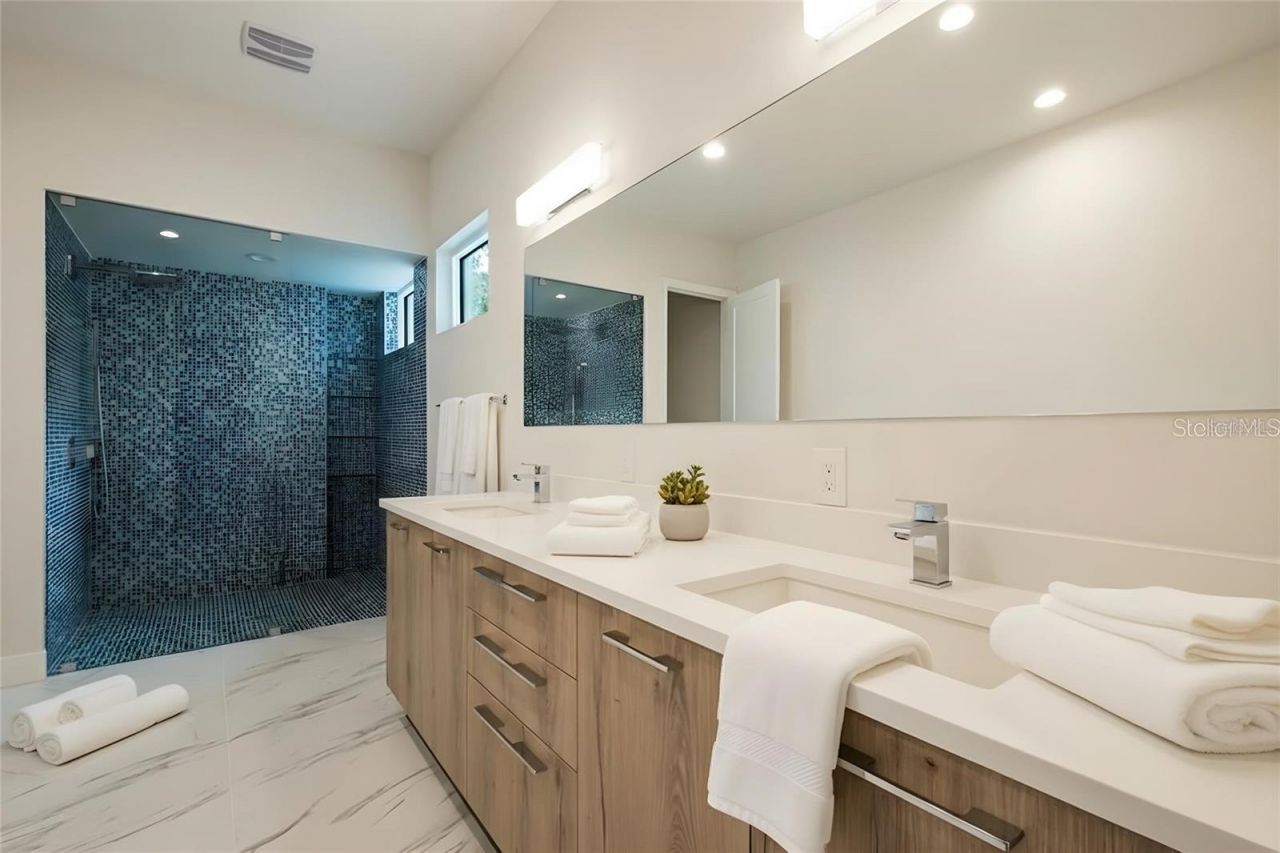 1732 Shoreland Drive, Sarasota, FL 34239 Photo