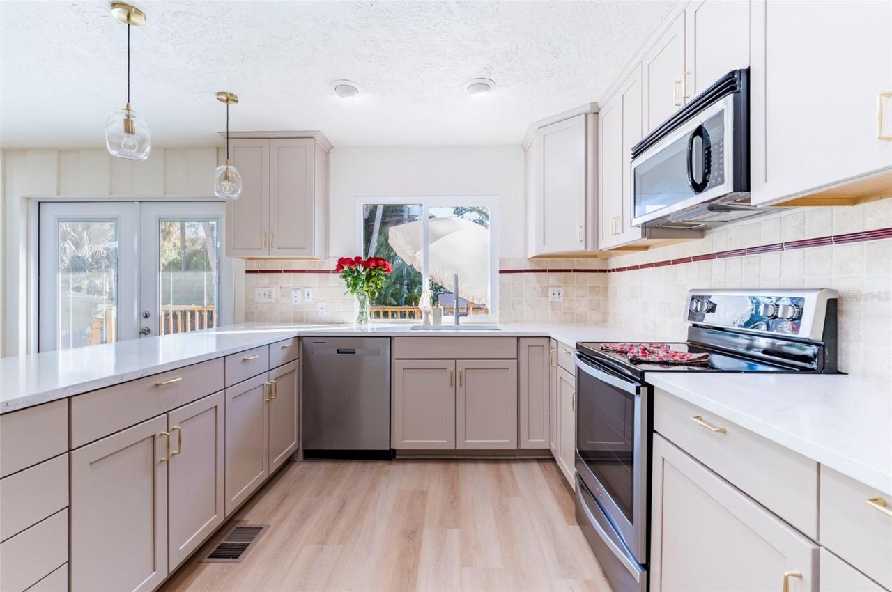 1870 Nebraska Avenue Ne, Saint Petersburg, FL 33703 Photo