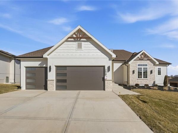 1520 NE Stewart Place, Lee's Summit, MO 64064