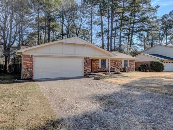 9715 Grapevine Dr, Little Rock, AR 72210