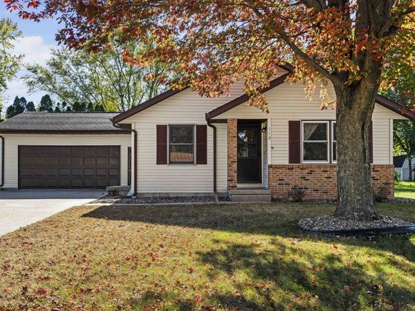 112 Grayson Court, Manchester, IA 52057