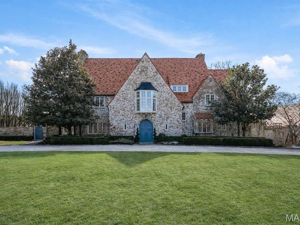 8 Ridgewood Street, Ladue, MO 63124