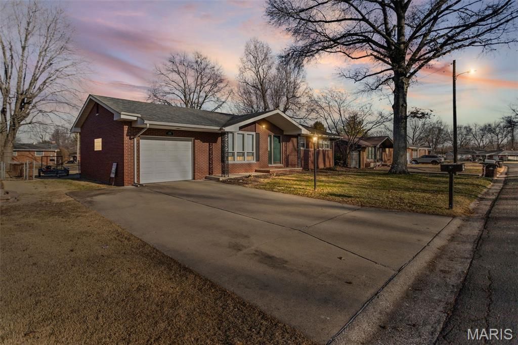 336 Crestview Drive, Wood River, IL 62095 Main Photo