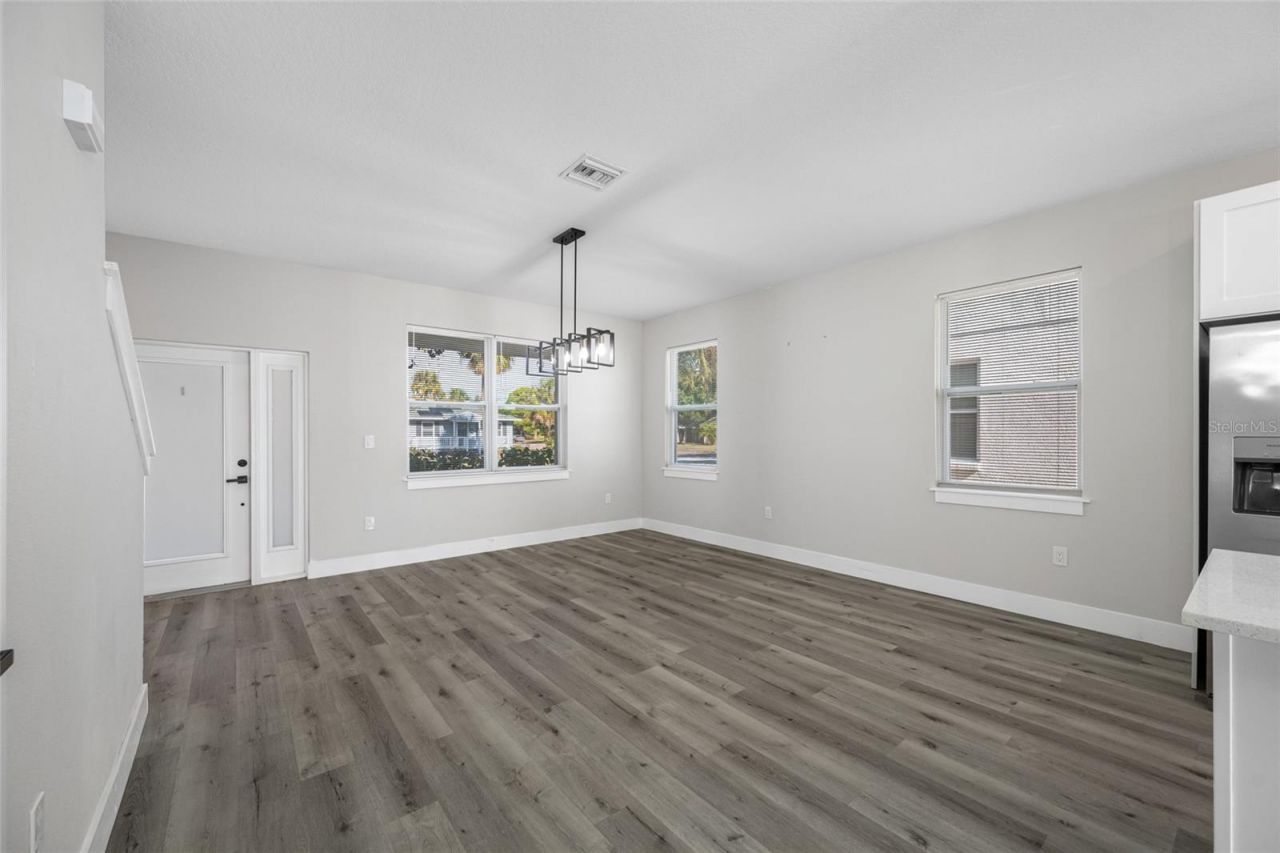 6910 Dartmouth Avenue N, Saint Petersburg, FL 33710 Photo