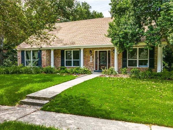 5821 PEMBROOK Drive, New Orleans, LA 70131