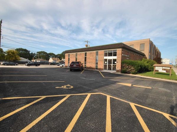 10540 W Cermak Road, Westchester, IL 60154