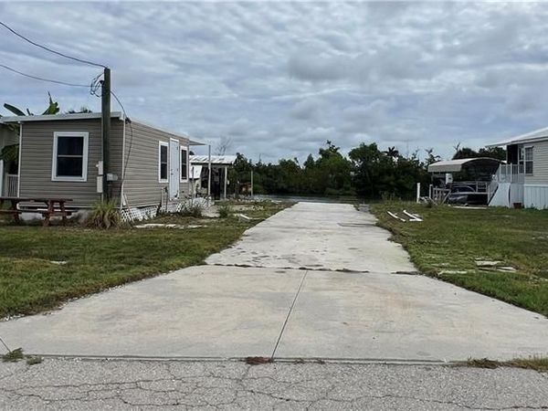 3900 Royal Palm DR, ST. JAMES CITY, FL 33956