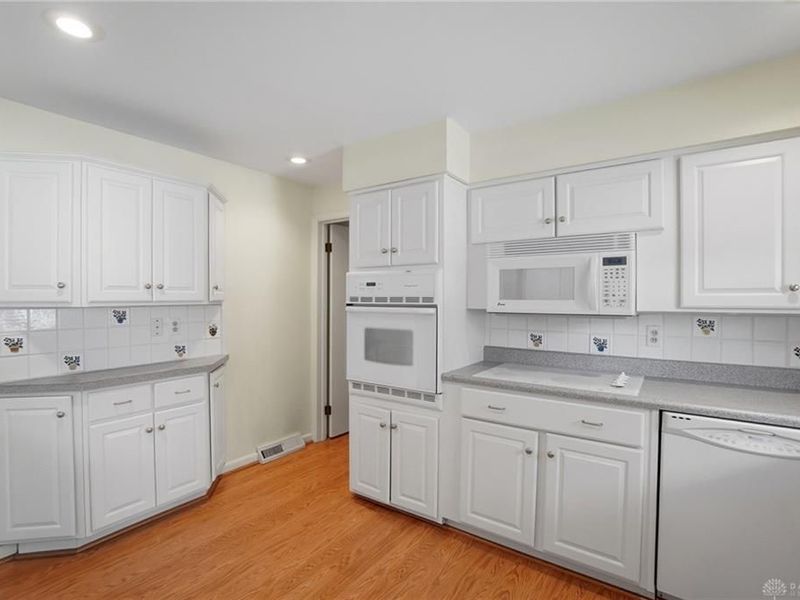 2222 Bending Willow Drive, Kettering, OH 45440 Photo 10