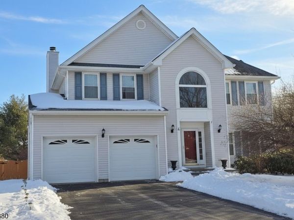 4 Castle Ct, Franklin, NJ 08873