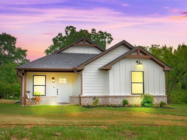 113 W Magnolia Street , Troup, TX 75789