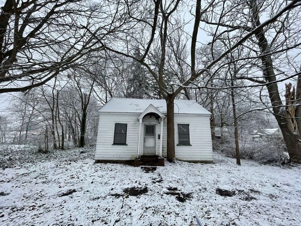 697 W Grand Avenue, Muskegon, MI 49441