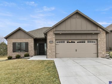 10127 Edgewater Lane, Lincoln, NE 68527