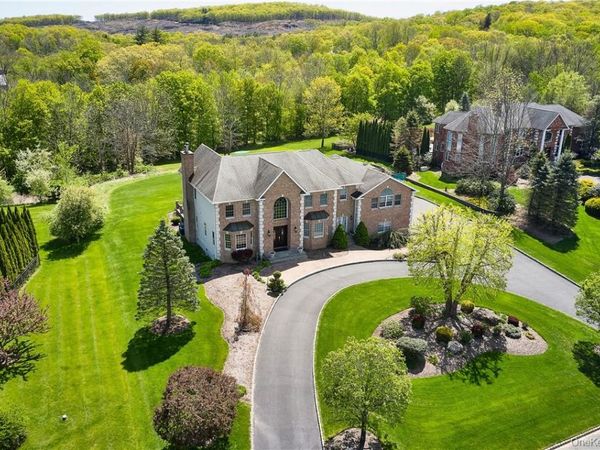 17 Constitution Court, Tuxedo Park, NY 10987