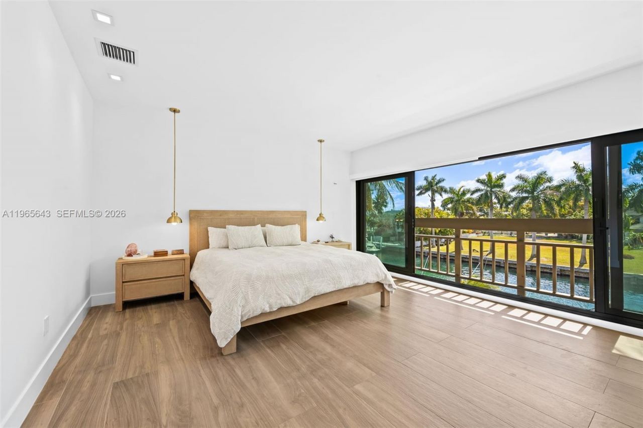 2662 NE 135th St, North Miami, FL 33181 Photo