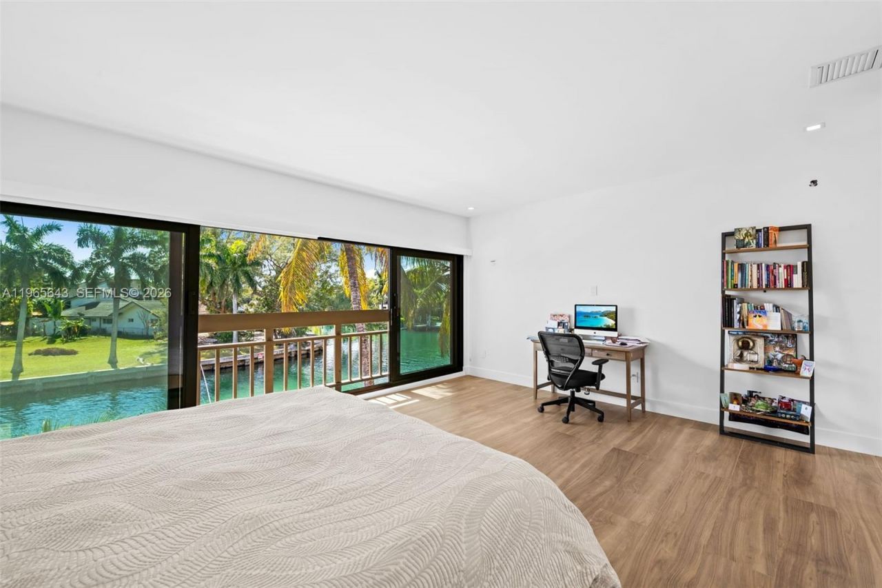 2662 NE 135th St, North Miami, FL 33181 Photo