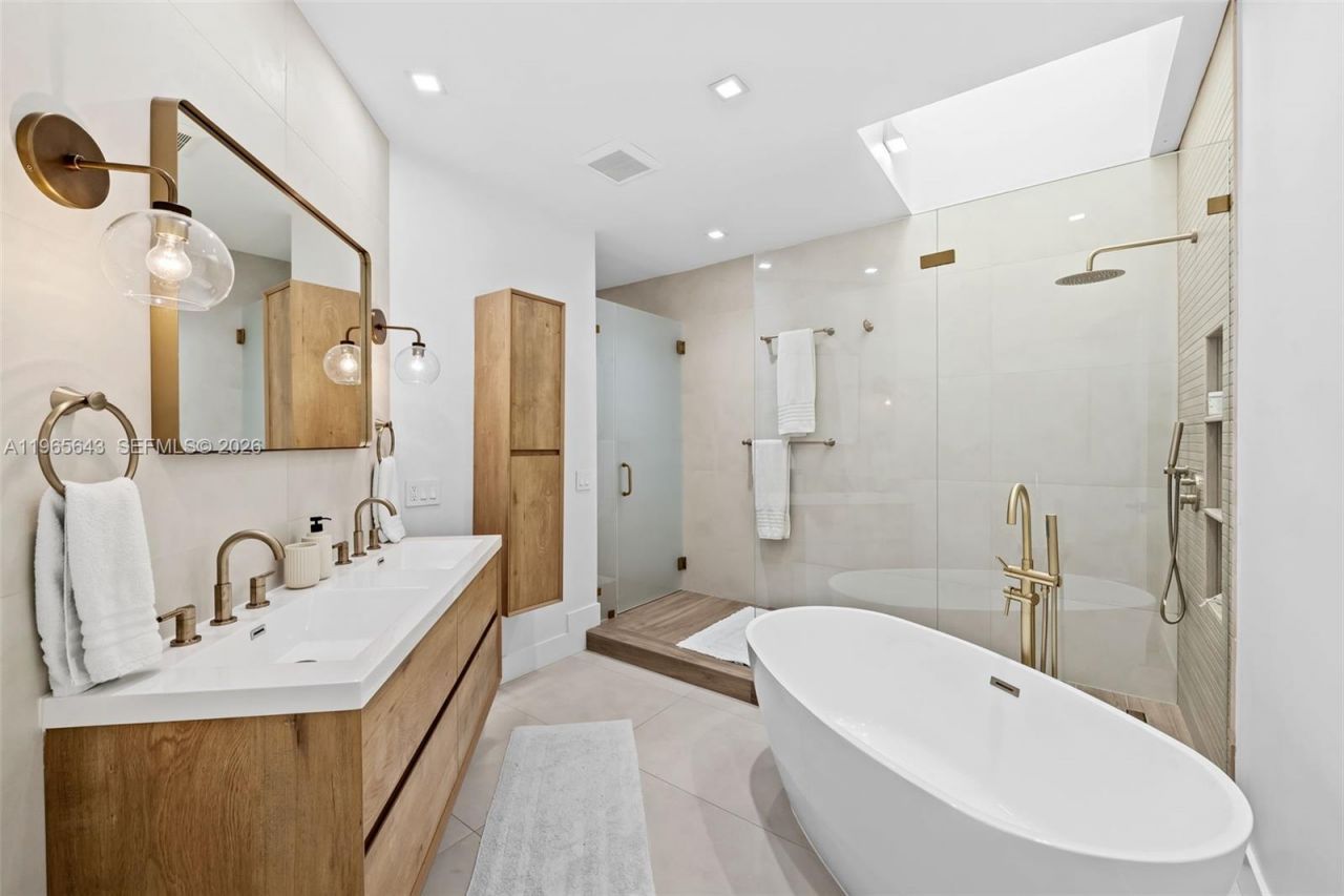 2662 NE 135th St, North Miami, FL 33181 Photo