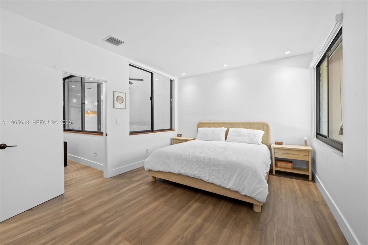 2662 NE 135th St, North Miami, FL 33181 Photo