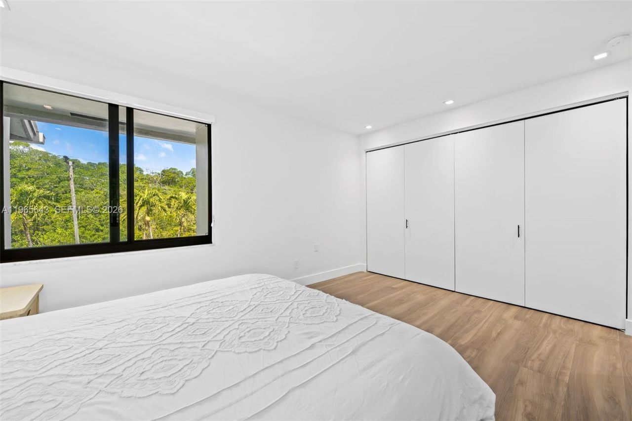 2662 NE 135th St, North Miami, FL 33181 Photo