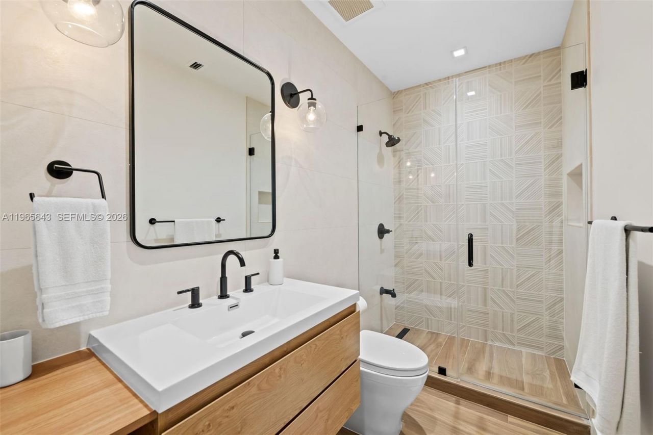 2662 NE 135th St, North Miami, FL 33181 Photo