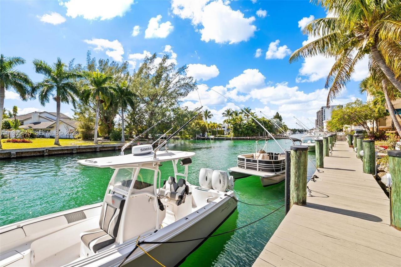 2662 NE 135th St, North Miami, FL 33181 Photo