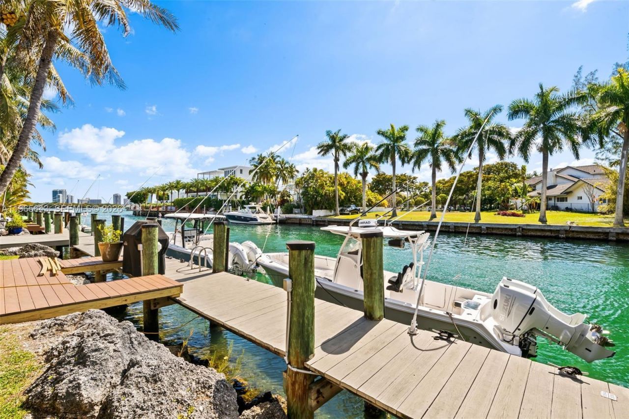 2662 NE 135th St, North Miami, FL 33181 Photo