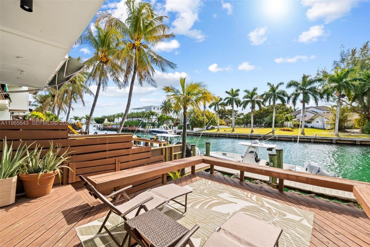 2662 NE 135th St, North Miami, FL 33181 Photo