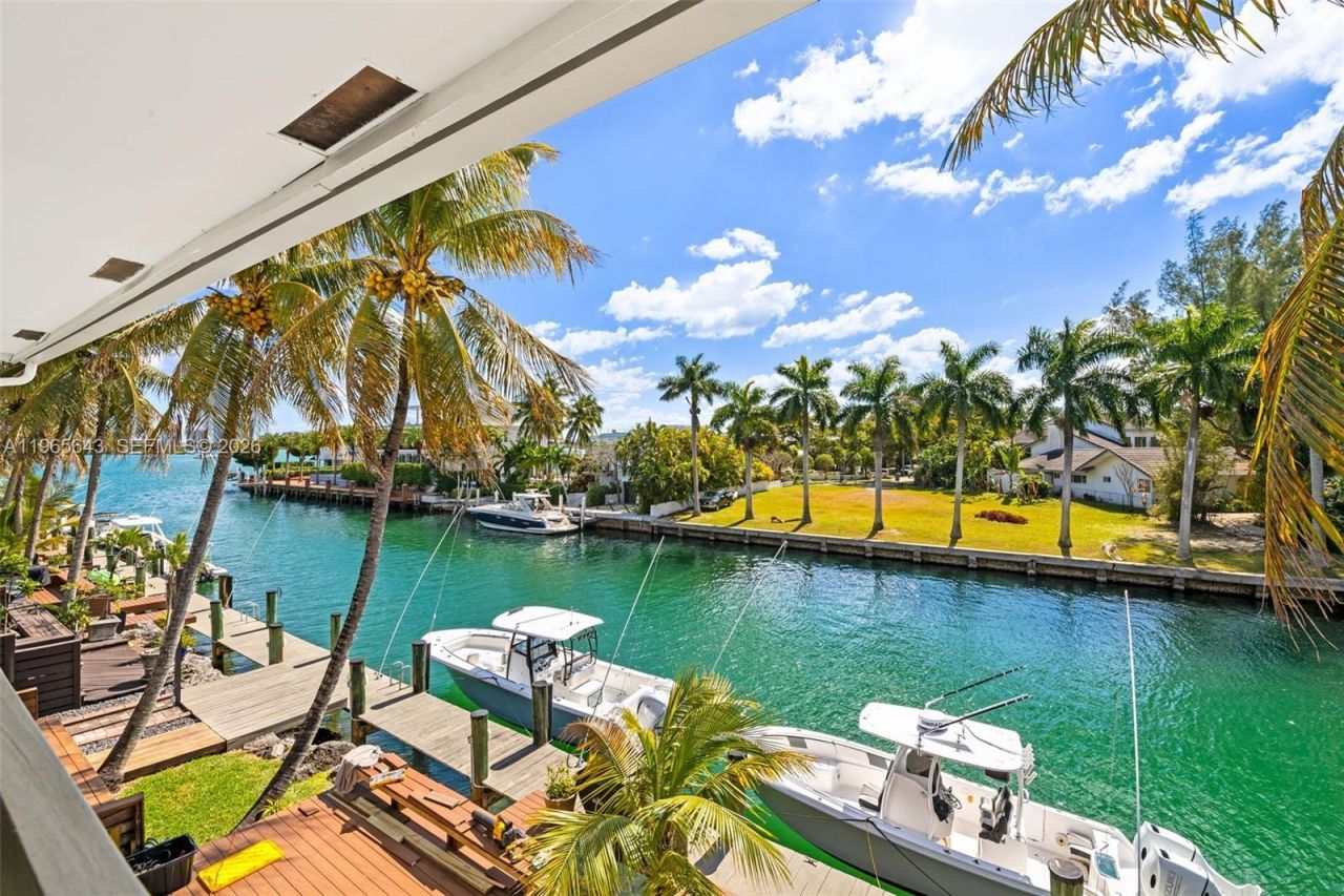 2662 NE 135th St, North Miami, FL 33181 Photo