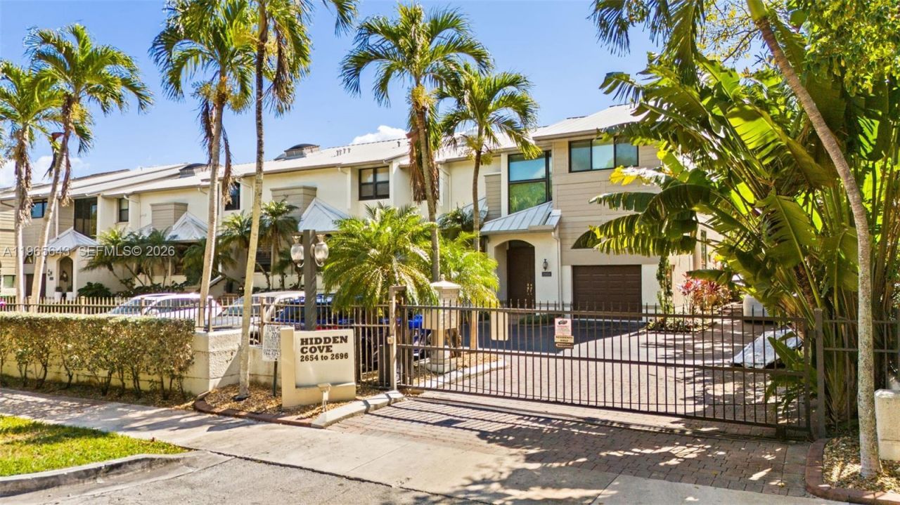 2662 NE 135th St, North Miami, FL 33181 Photo