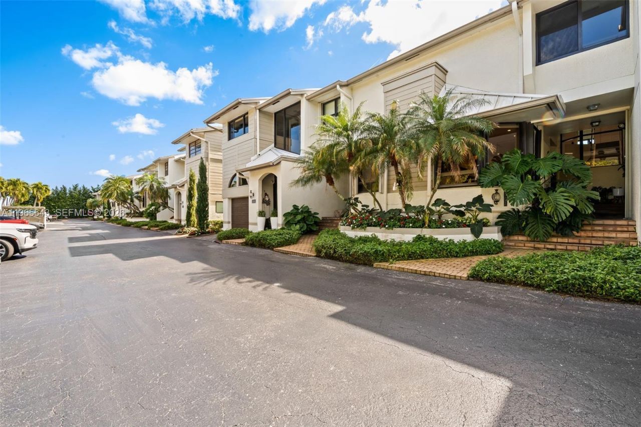 2662 NE 135th St, North Miami, FL 33181 Photo