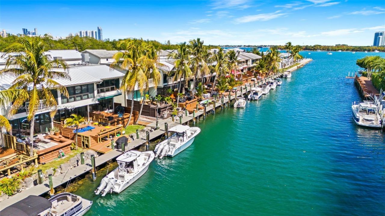 2662 NE 135th St, North Miami, FL 33181 Photo