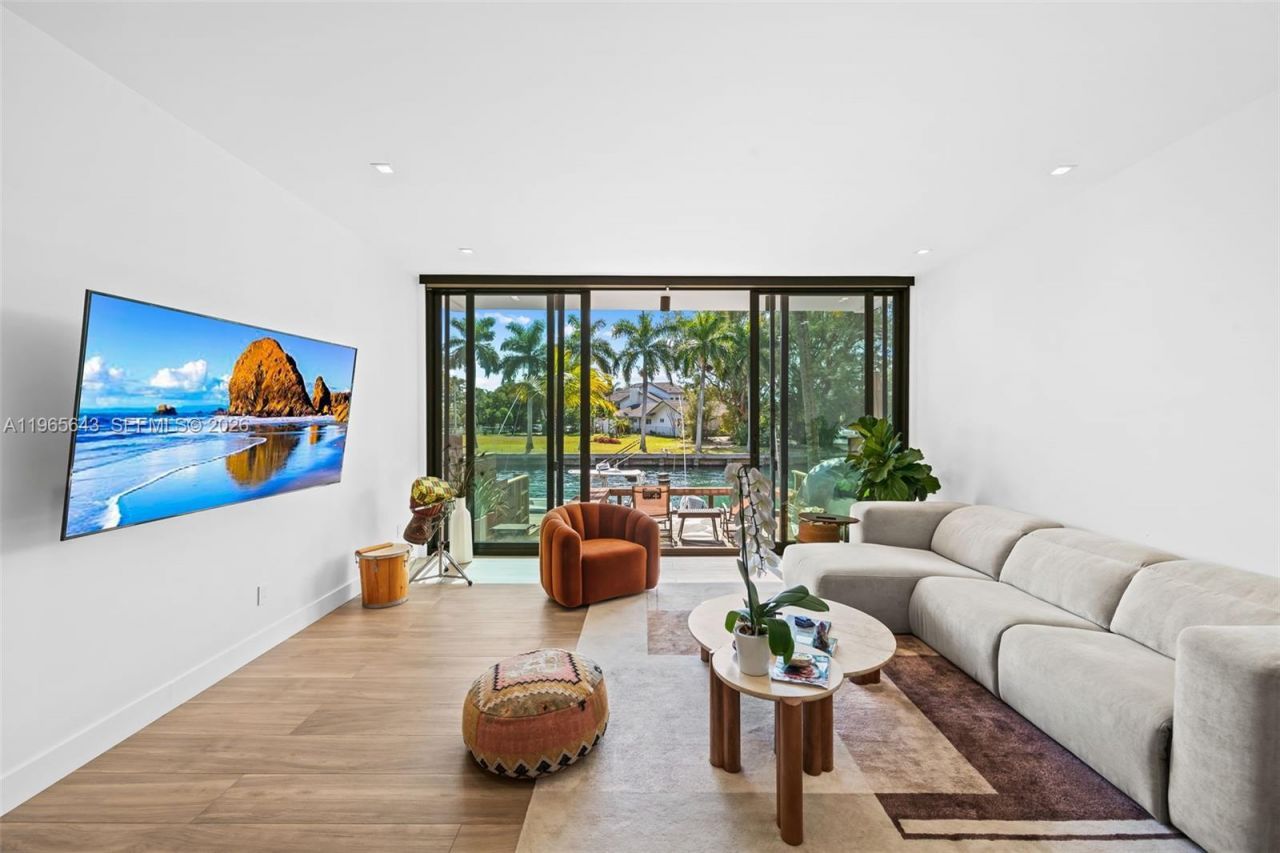 2662 NE 135th St, North Miami, FL 33181 Photo