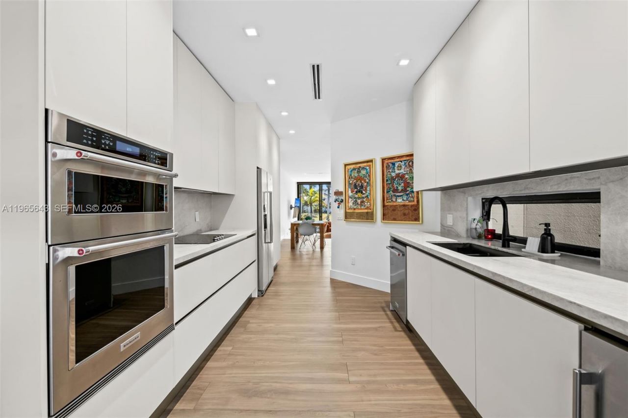 2662 NE 135th St, North Miami, FL 33181 Photo