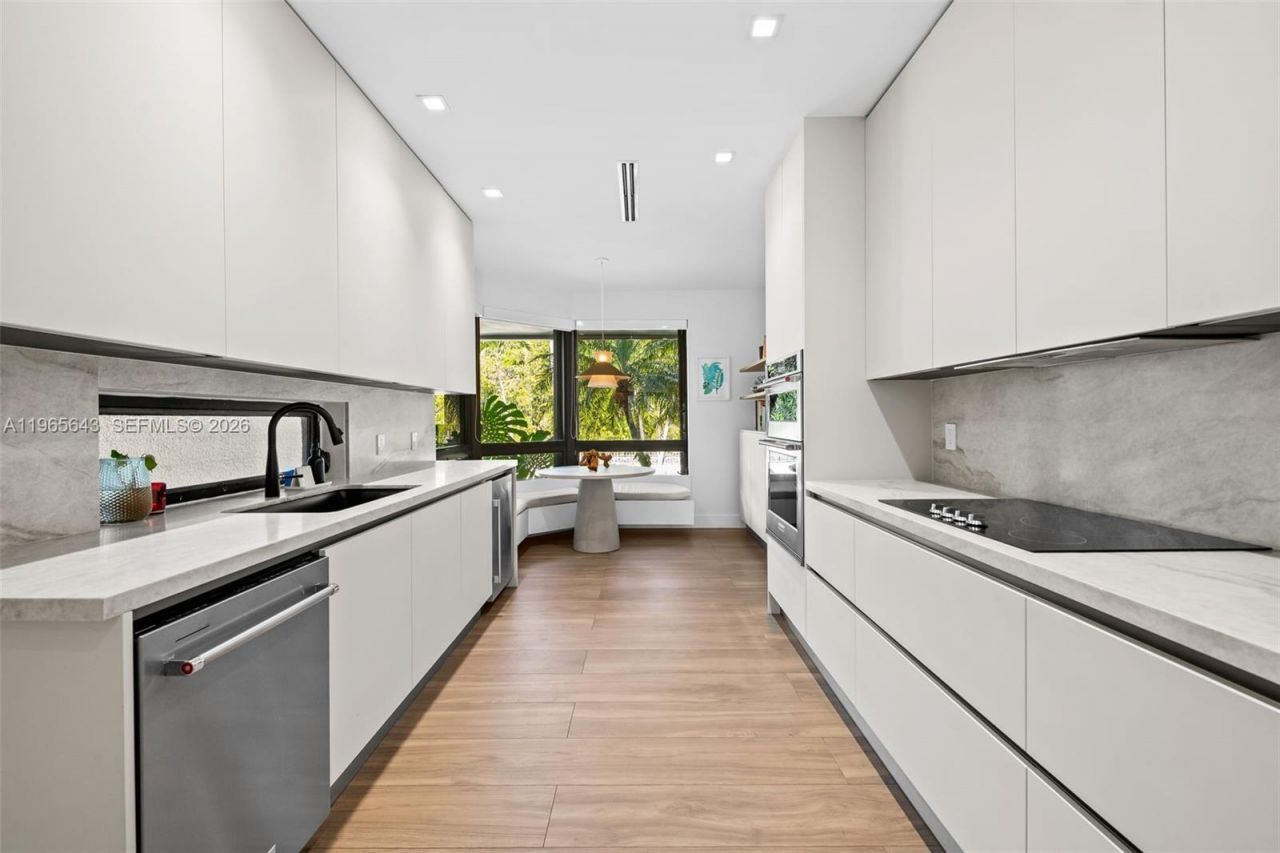 2662 NE 135th St, North Miami, FL 33181 Photo