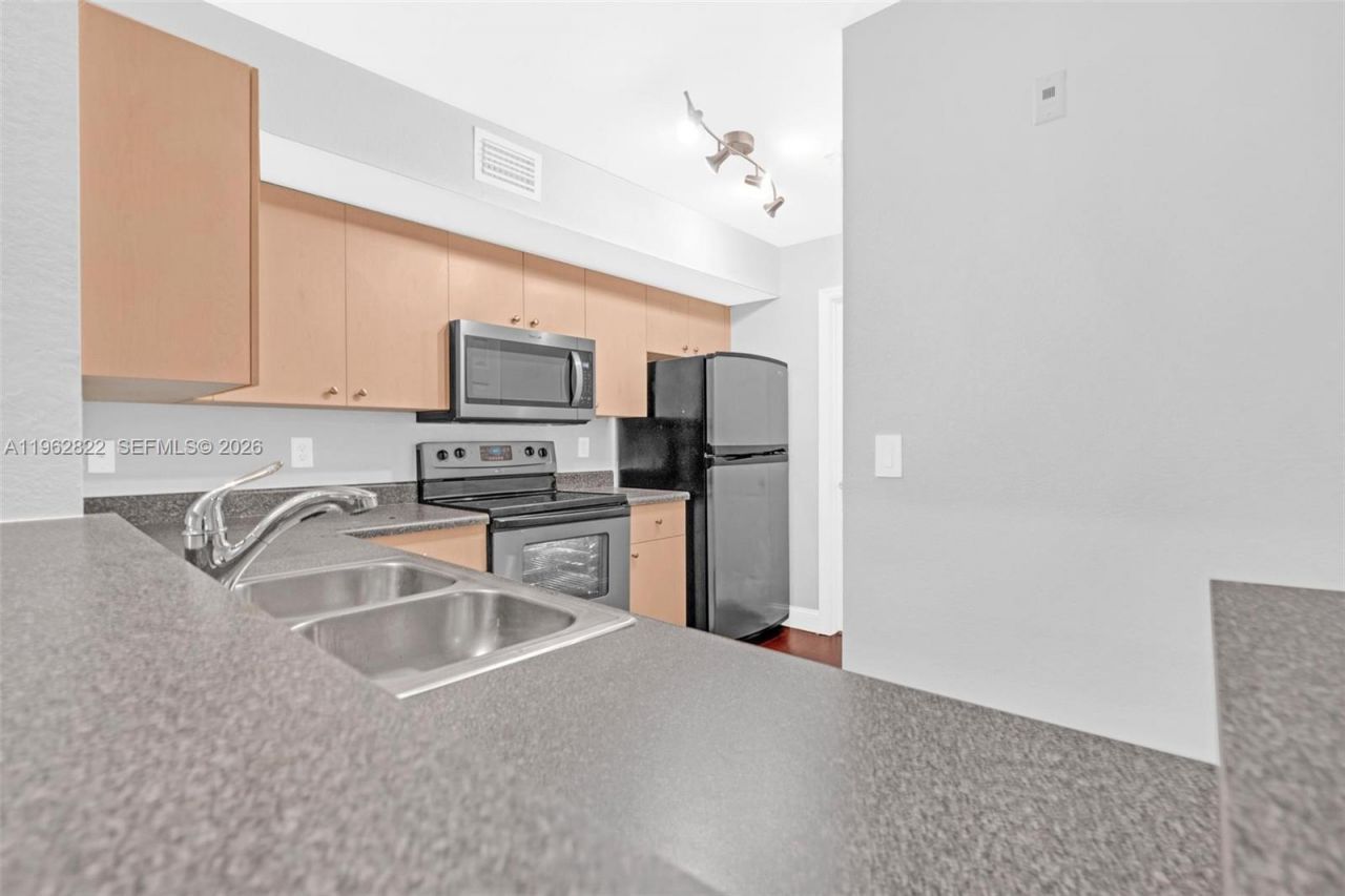 2586 Centergate Dr , Unit 303, Miramar, FL 33025 Photo