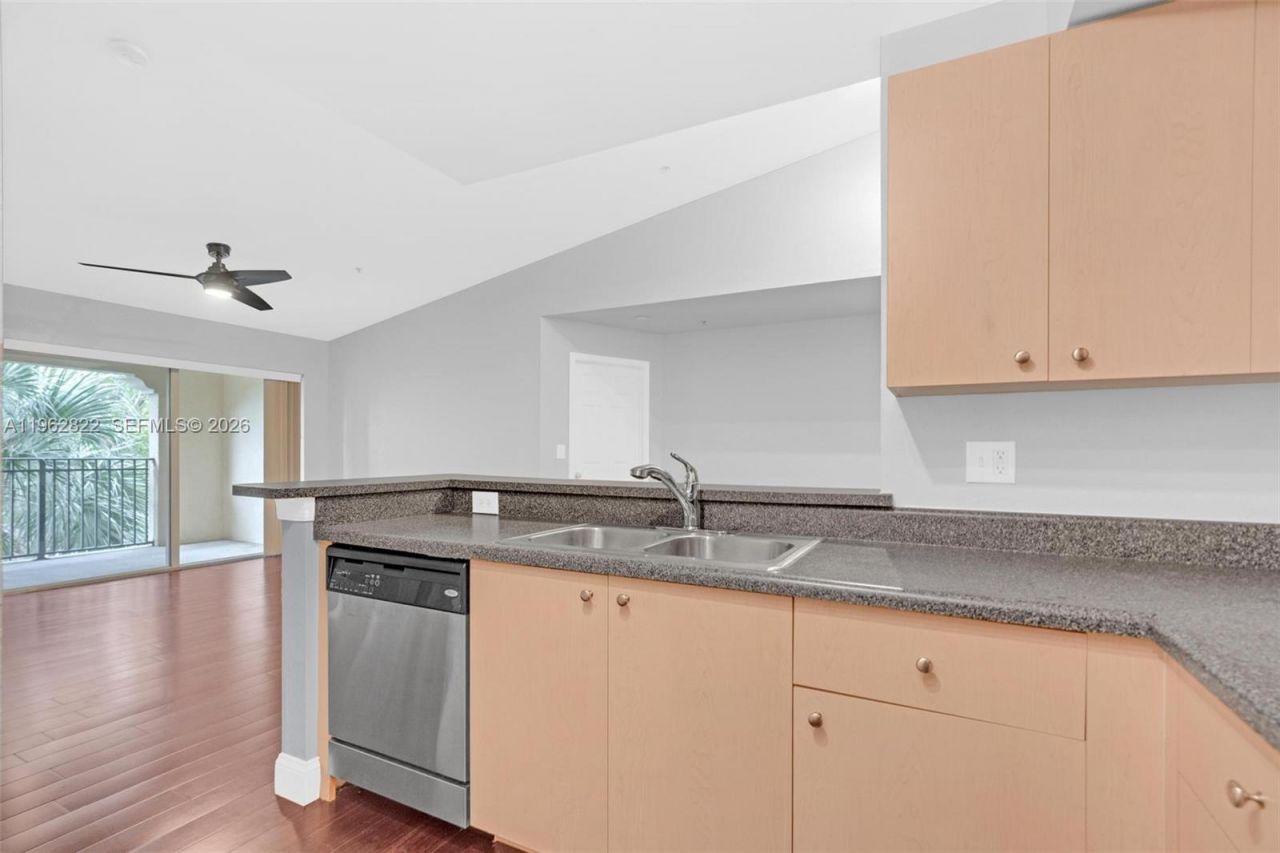 2586 Centergate Dr , Unit 303, Miramar, FL 33025 Photo