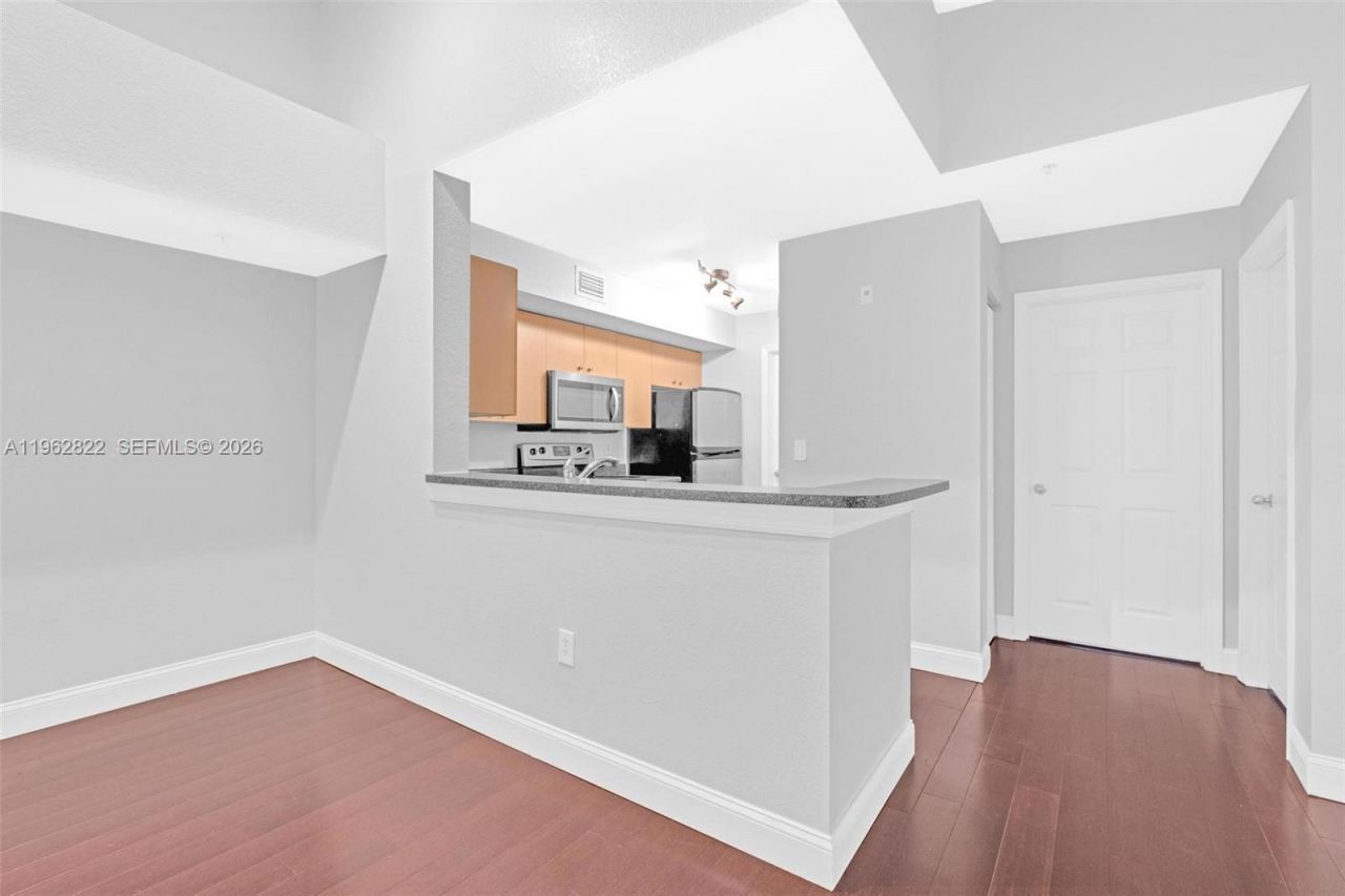 2586 Centergate Dr , Unit 303, Miramar, FL 33025 Photo