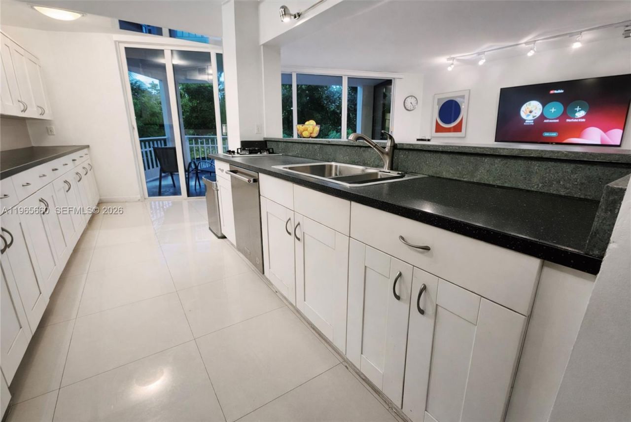 1000 Quayside Ter , Unit 408, Miami, FL 33138 Photo