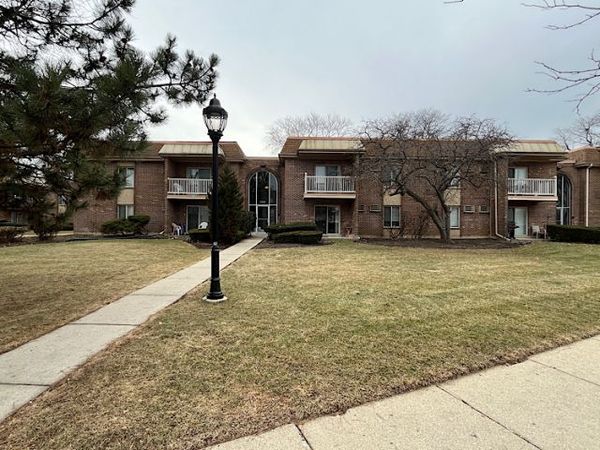 2426 N Kennicott Drive, Unit 1C, Arlington Heights, IL 60004