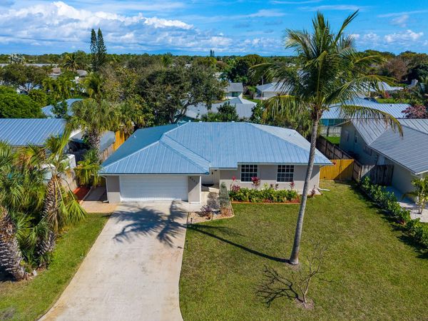8993 SE Sandridge Avenue, Hobe Sound, FL 33455