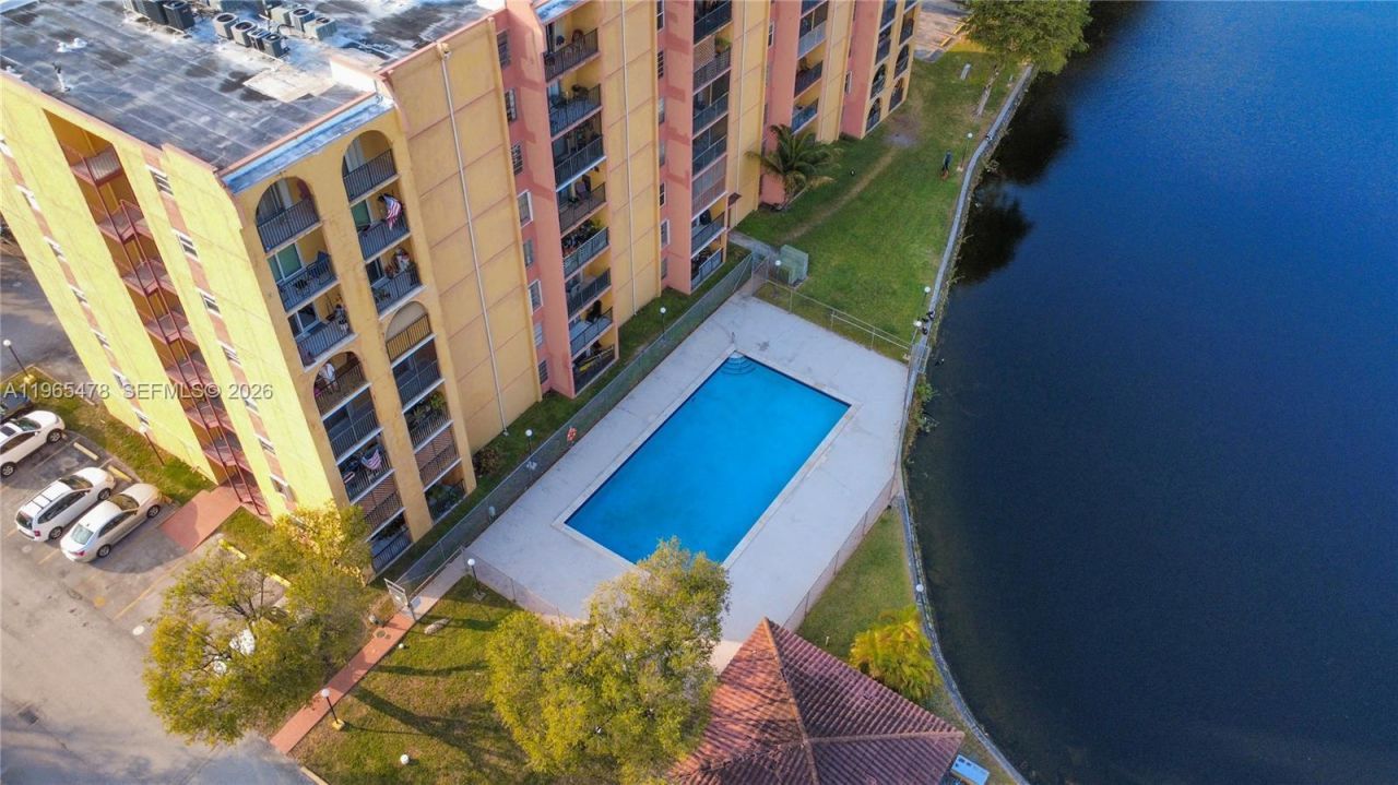 4805 NW 7th St, Unit 302-15, Miami, FL 33126 Photo