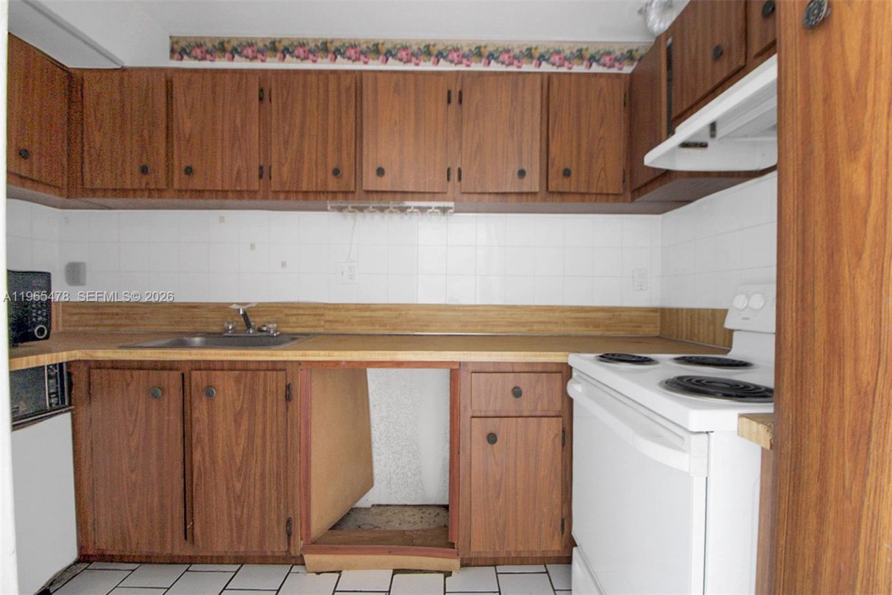 4805 NW 7th St, Unit 302-15, Miami, FL 33126 Photo