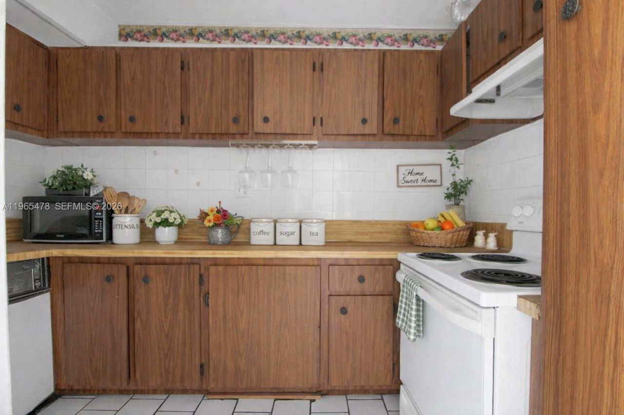 4805 NW 7th St, Unit 302-15, Miami, FL 33126 Photo