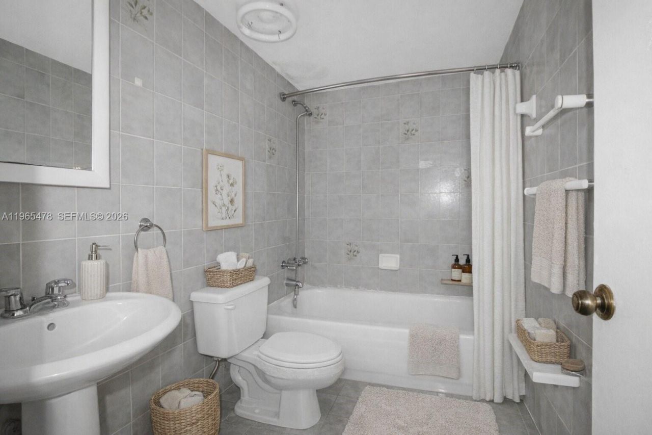 4805 NW 7th St, Unit 302-15, Miami, FL 33126 Photo