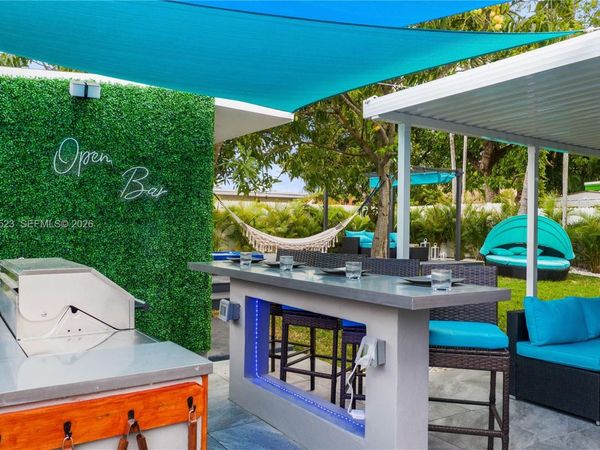 2376 NW 2nd St , Miami, FL 33125