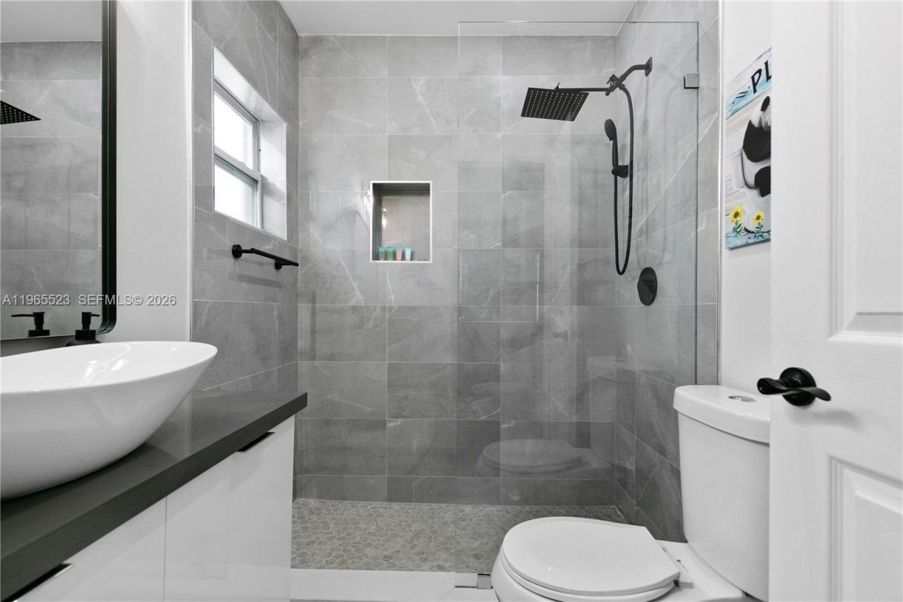 2376 NW 2nd St, Miami, FL 33125 Photo