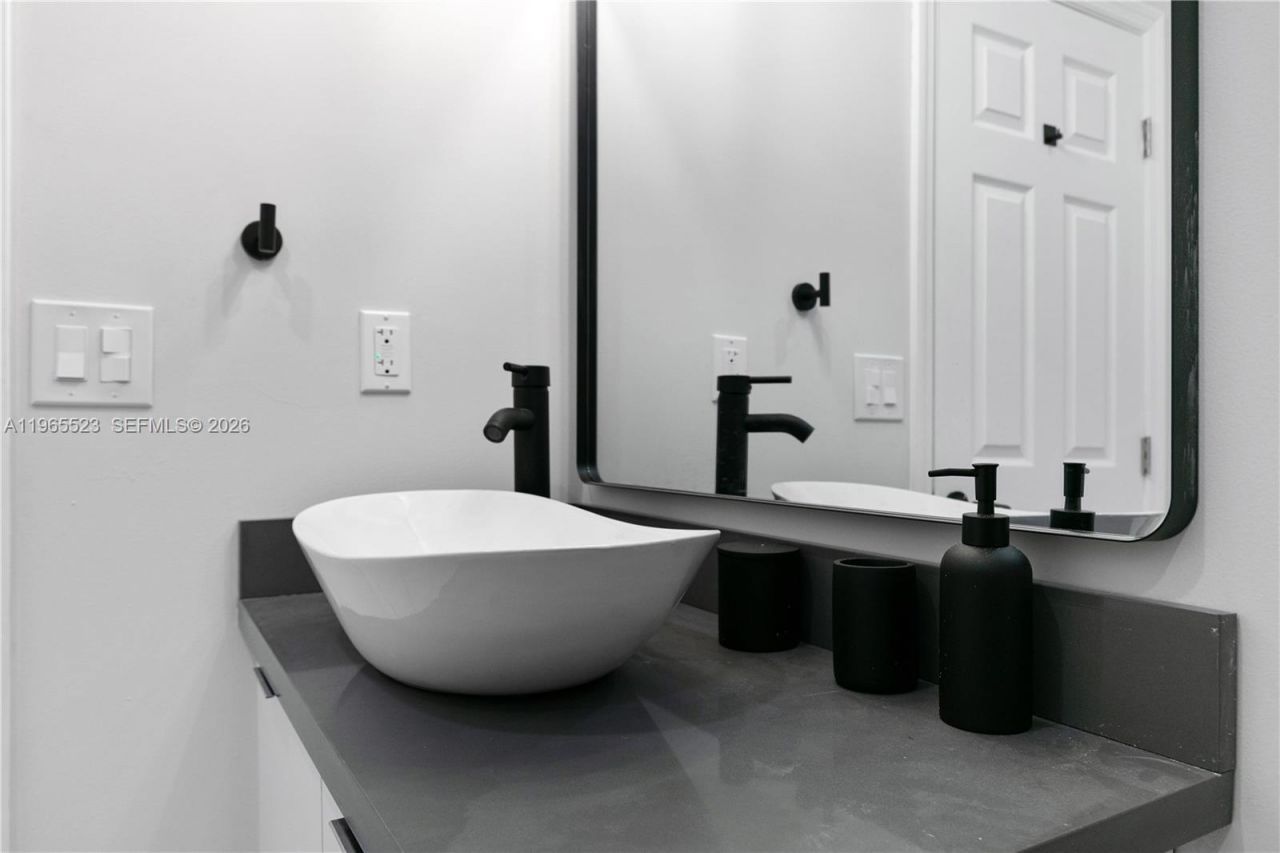 2376 NW 2nd St, Miami, FL 33125 Photo